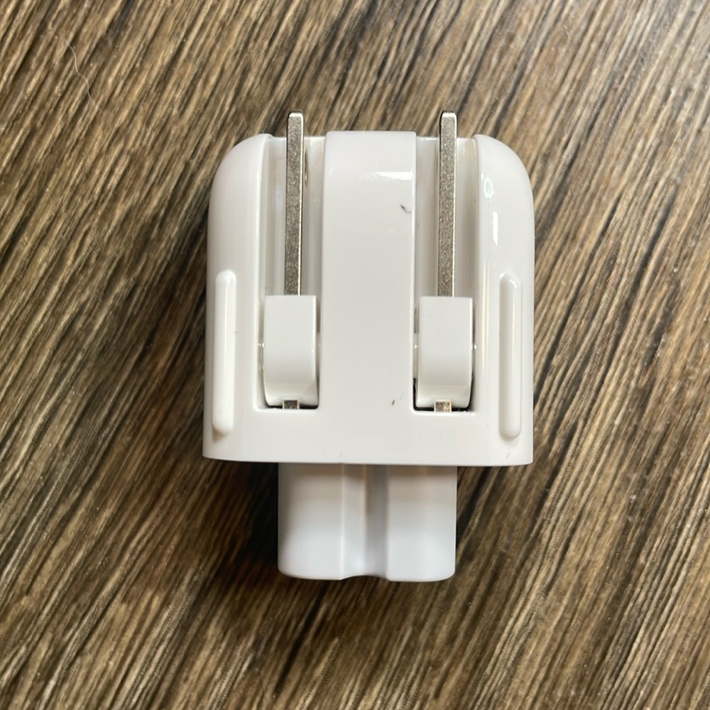 Apple Adapter 125V - 2.5A Model A1555 P JET Longwell USA